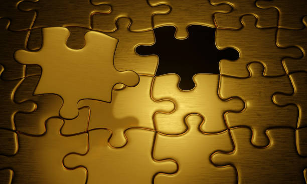 ジグソーパズルやパズル、ダークメタル表面。完璧な補完のためのゴールドカラーブロック。下から明るい白い背景。3d レンダリング - jigsaw piece puzzle jigsaw puzzle metal ストックフォトと画像