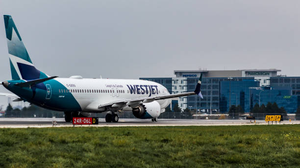westjet airlines boeing 737-8 max kalkış için taksi - boeing 737 max stok fotoğraflar ve resimler