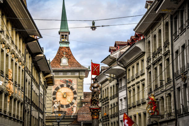 цитглогге и статуя в берне, швейцария - berne switzerland europe bridge стоковые фото и изображения