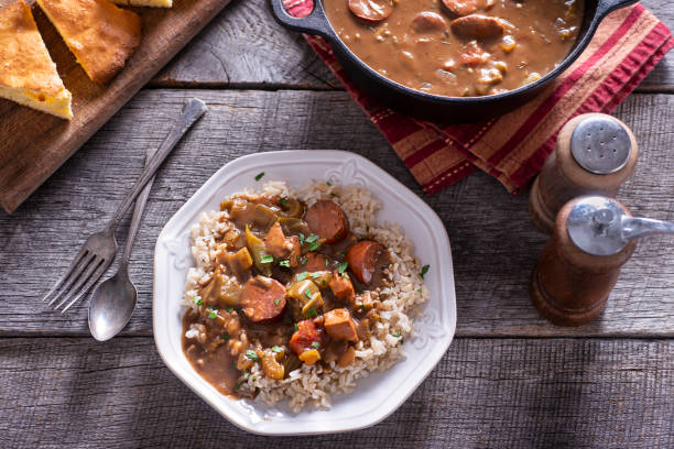 gumbo de salchicha - creole food food studio shot nobody fotografías e imágenes de stock