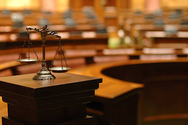 decorativo balanza de la justicia en la courtroom - sala de justicia fotografías e imágenes de stock