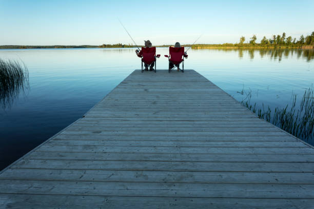 whiteshell provincial park manitoba canada couple fishing - canada landscape manitoba lake - fotografias e filmes do acervo