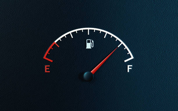 czerwona igła miernika paliwa wskazująca pełny zbiornik gazu na czarnym tle - speedometer speed power gauge zdjęcia i obrazy z banku zdjęć