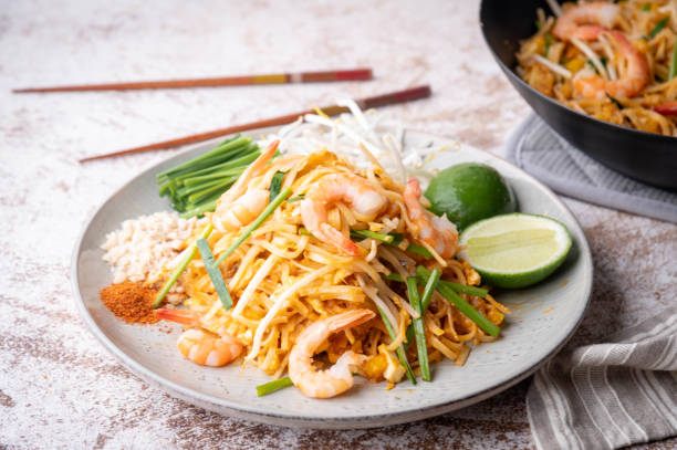 pan fried shrimp pad thai with lime - pad thai imagens e fotografias de stock