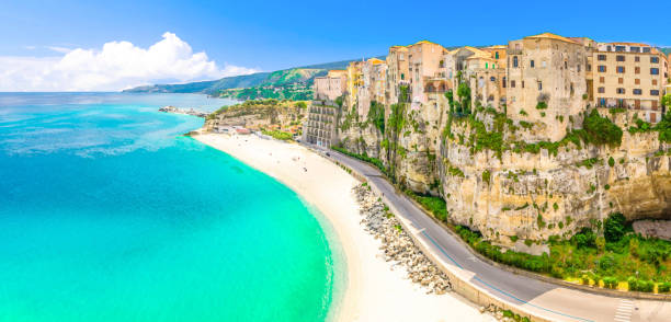 dibujo de acuarela de la vista panorámica aérea de la ciudad de tropea y la costa de la playa del mar tirreno - islas borromeas fotografías e imágenes de stock