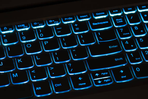 освещенная синяя клавиатура компьютера - ноутбук, ноутбук - back lit computer keyboard keypad blue стоковые фото и изображения