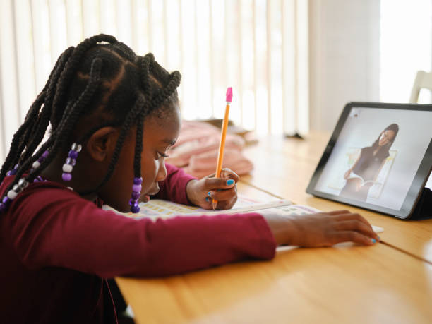 un estudiante de la escuela primaria que trabaja en casa - niño pre escolar fotografías e imágenes de stock