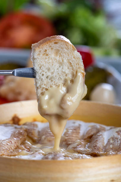 швейцарский сыр фондю с хлебом - fondue swiss culture winter cheese стоковые фото и изображения