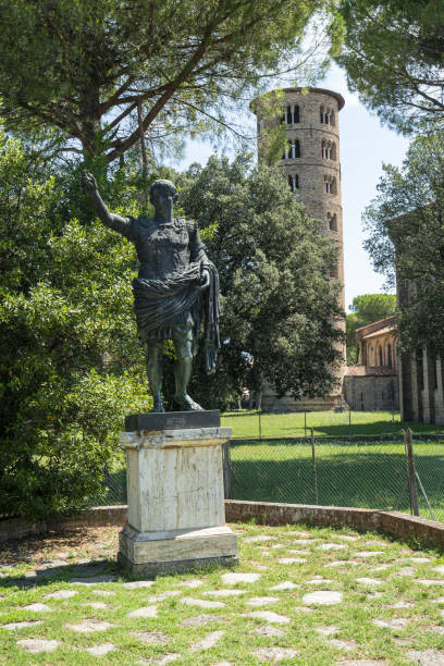 статуя императора цезаря августа в равенне - julius caesar стоковые фото и изображения