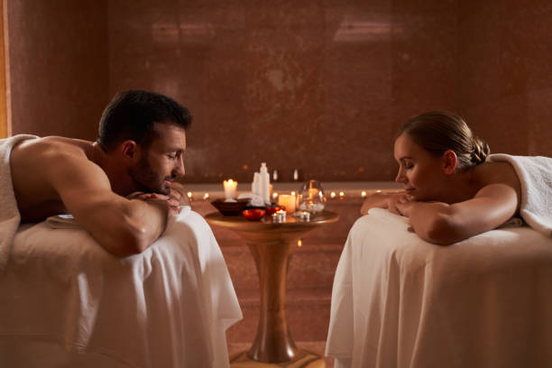 романтическая атмосфера в салоне красоты после приятного массажа - health spa spa treatment couple heterosexual couple стоковые фото и изображения