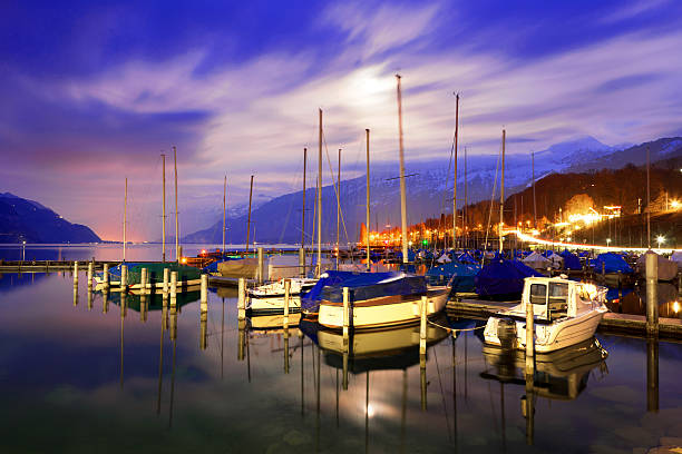 湖に�浮かぶボートトゥーンます。 - lake thun switzerland night lake ストックフォトと画像