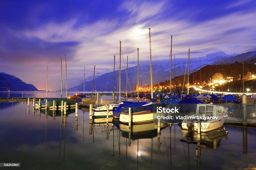 Barcos no Lago Thun. - Foto de stock de Noite royalty-free