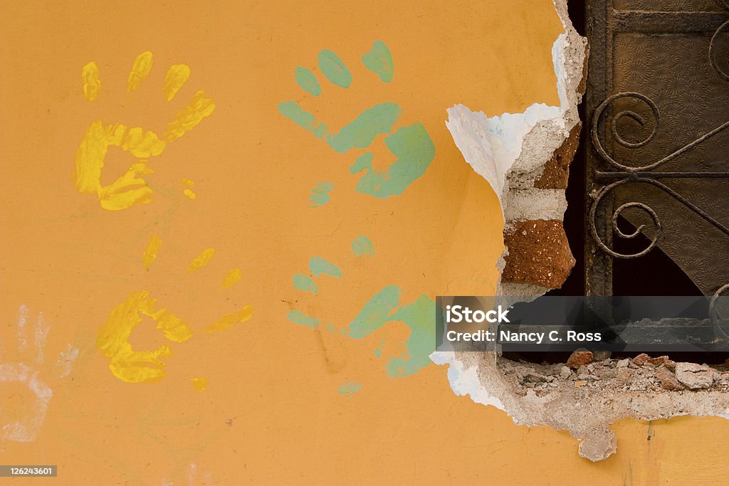 손으로 프린트에서 오랑주 벽, 페인트, 우르바노 예술직, 그런지 - 로열티 프리 교육 스톡 사진