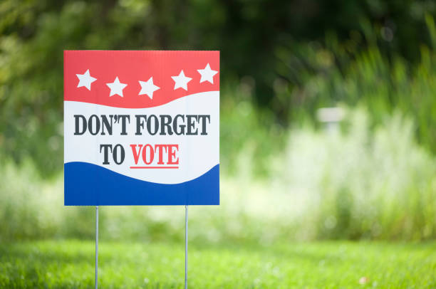 Don’t Forget to Vote Sign in Yard Presidential election don’t forget to vote signage in front of a grassy field yard sign stock pictures, royalty-free photos & images
