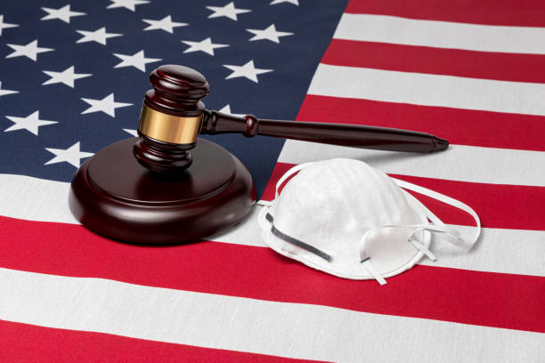 N95 face mask, gavel and United States of America flag. Concept of face covering mandate, ordinance, lawsuit, freedom, constitutional rights during Covid-19 coronavirus pandemic background, no people mandate stock pictures, royalty-free photos & images