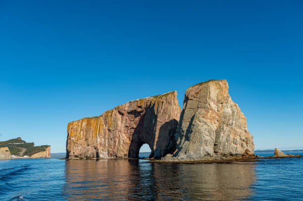 ガスペ半島、ケベック州、ガスペシーのロッシャー・パース・ロック - gaspe peninsula ストックフォトと画像