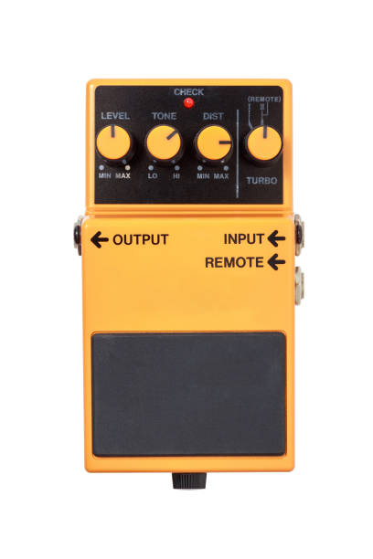 stomp box e-gitarre signal verzerrung orange effekte fußpedal isoliert auf weißem hintergrund mit clipping-pfad. - distortion pedal stock-fotos und bilder