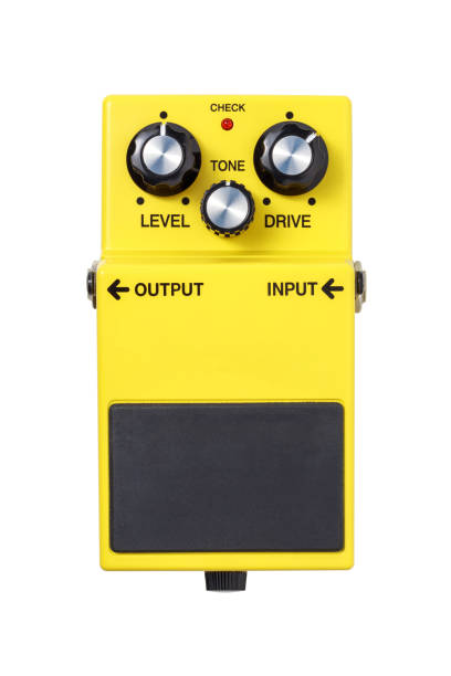 stomp box e-gitarre signal über antrieb gelbe effekte fußpedal isoliert auf weißem hintergrund mit clipping-pfad. - guitar pedal stock-fotos und bilder