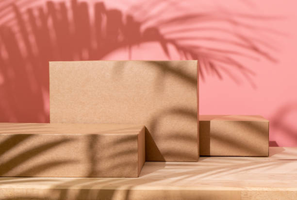podio marrón en la mesa de madera sobre fondo rosa con sombras de hoja de palma para el uso espectáculo producto - mercancía fotos fotografías e imágenes de stock