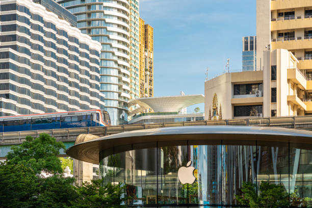 apple store vor dem einkaufszentrum central world in bangkok thailand - editorial iphone train city stock-fotos und bilder