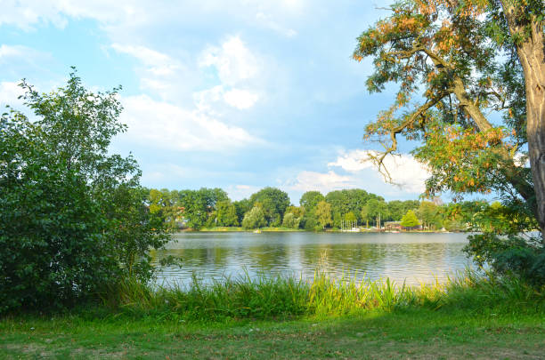 vista do lago dutzendteich perto de nurnberg, alemanha - franconia - fotografias e filmes do acervo