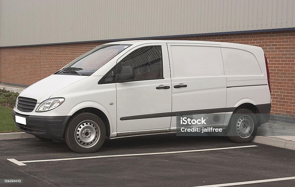 Plain white van no estacionamento pronto para a marca - Foto de stock de Estacionamento de carros royalty-free