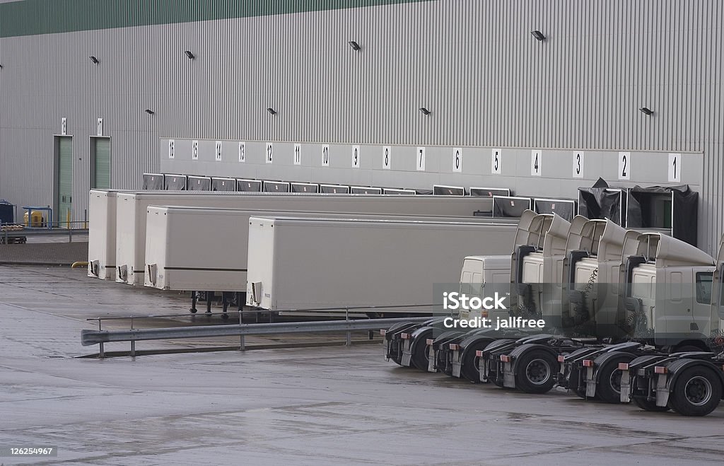 대형 배포일 보관소, 트럭 및 트레일러 - 로열티 프리 배달 스톡 사진