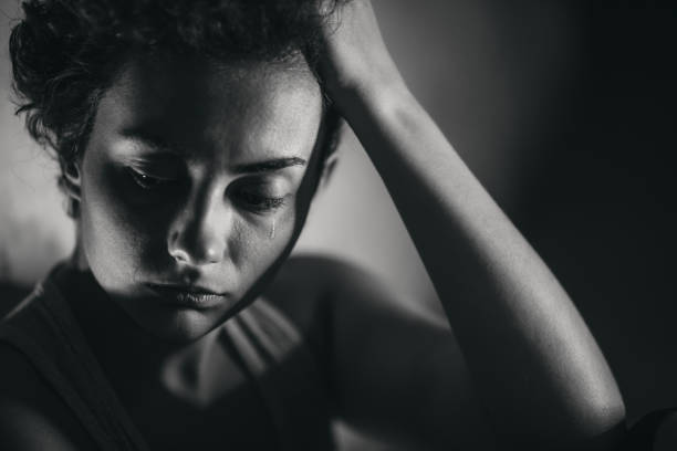 mujer indefensa deprimida sentada sola - drug abuse addiction women violence fotografías e imágenes de stock