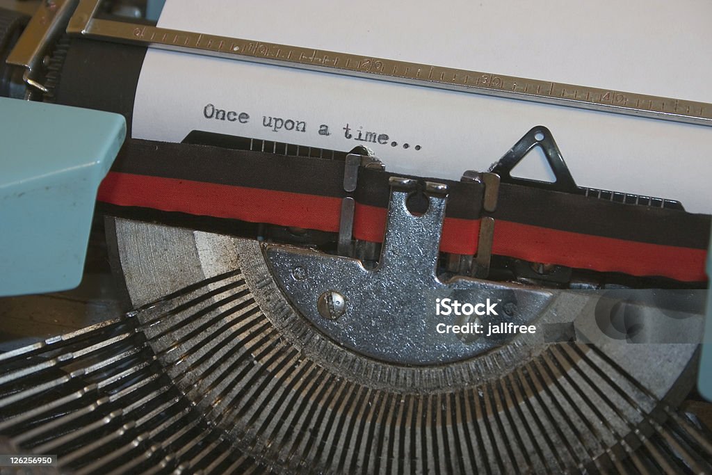 の名曲に記載された古いタイプライター - おとぎ話のロイヤリティフリーストックフォト