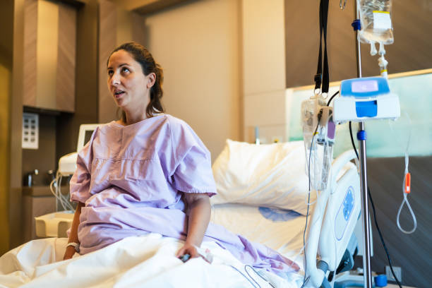 jovem grávida na ala hospitalar e pronta para dar à luz. - delivery room - fotografias e filmes do acervo