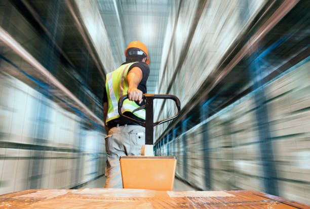 bewegung burry des lagers, lagerarbeiter mit handpalette lkw entladen palettenware in lagerlager. fracht- & lagerversand, versand, logistik und transport. - unloading stock-fotos und bilder