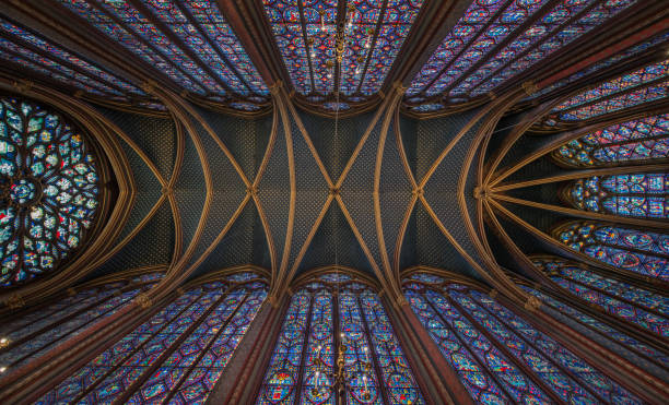 paris, france - nov 17, 2016 : stained glass window in sainte chapelle in paris, france - church close up paris france gothic style imagens e fotografias de stock