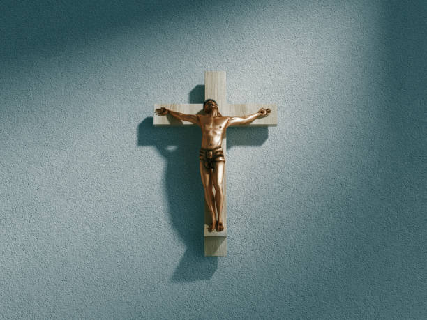 crucifixo na parede sob os holofotes dentro da velha igreja escura ou catedral. jesus cristo na cruz. religião, crença e esperança. lugares sagrados e sagrados. renderização 3d - saint spirit - fotografias e filmes do acervo