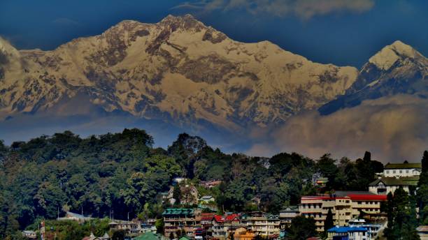 The Guardian Himalayas Kangchenjunga, the third highest mountain in the world, over Darjeeling, India. darjeeling stock pictures, royalty-free photos & images