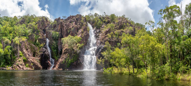 водопад ванги, национальный парк литчфилд, австралия - wangi falls стоковые фото и изображения