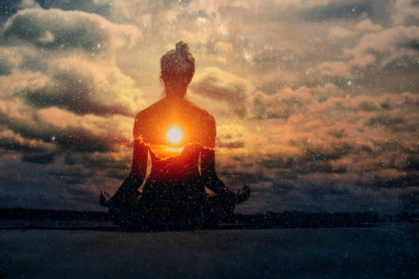 het dagconcept van de yoga. afbeelding met meerdere belichting. wolken en zon. pranayama in lotus asana. - spiritualiteit stockfoto's en -beelden