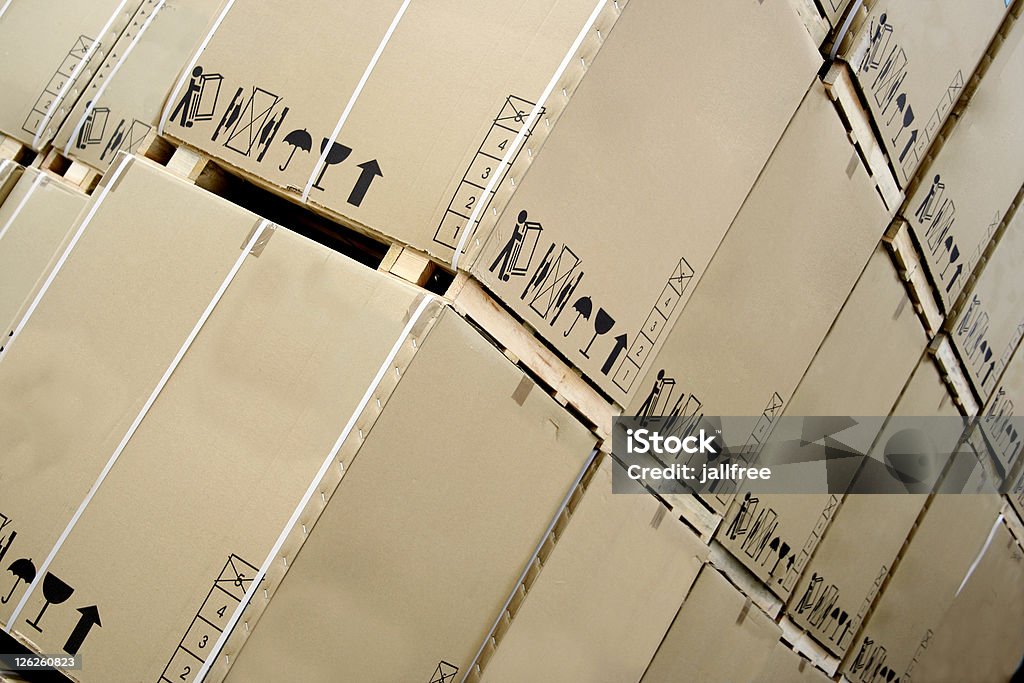 Duże Karton pudła na drewnianym palety stacked (1D w stosie - Zbiór zdjęć royalty-free (Pudełko)
