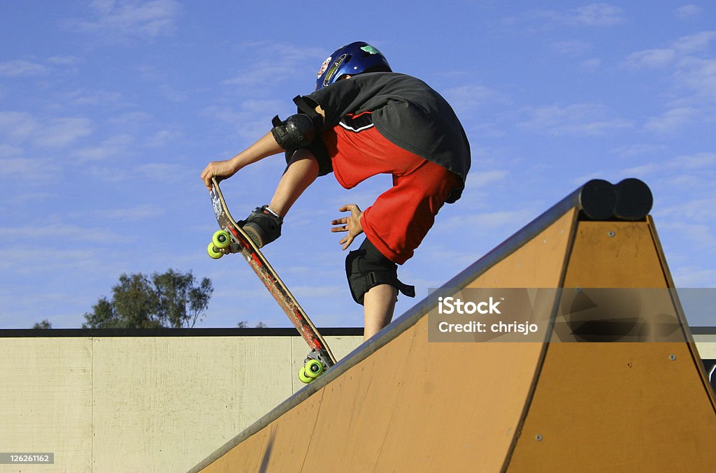 Skateboard salti - Foto stock royalty-free di Adolescente