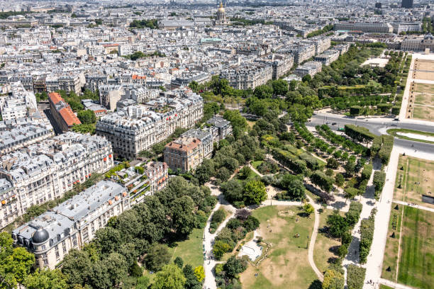 Park meets buildings in central Paris