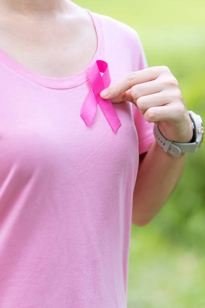 October Breast Cancer Awareness month, adult Woman in pink T- shirt with hand holding Pink Ribbon for supporting people living and illness. International Women, Mother and World cancer day concept mes de concientización sobre el cáncer de mama de octubre, mujer adulta en camiseta rosa con mano sosteniendo cinta rosa para apoyar a las personas que viven y la enfermedad. concepto del día internacional de la mujer, la madre y el cáncer