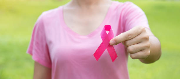 October Breast Cancer Awareness month, adult Woman in pink T- shirt with hand holding Pink Ribbon for supporting people living and illness. International Women, Mother and World cancer day concept mes de concientización sobre el cáncer de mama de octubre, mujer adulta en camiseta rosa con mano sosteniendo cinta rosa para apoyar a las personas que viven y la enfermedad. concepto del día internacional de la mujer, la madre y el cáncer