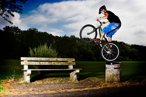 rower górski robić stunts na ławce - bmx cycling xtreme mountain bike sport zdjęcia i obrazy z banku zdjęć
