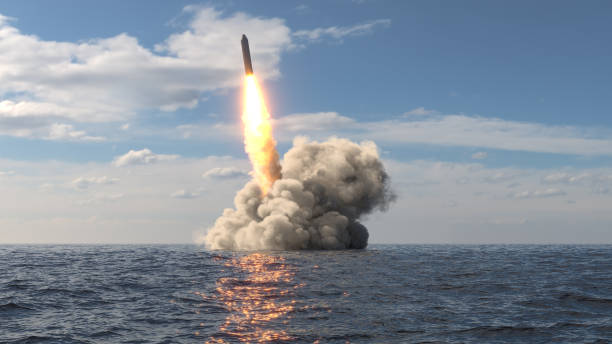 lanzamiento de misiles balísticos desde el agua - arma nuclear fotografías e imágenes de stock