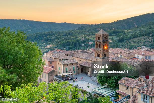 프랑스 의 가장 아름다운 마을 의 원인 마을 무스티에 생트 마리 프로방스 알프스 코트 다쥐르 프랑스 디뉴레뱅에 대한 스톡 사진 및 기타 이미지