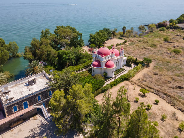 vista aérea de la iglesia de los apóstoles situada a orillas del mar de galilea, no muy lejos de la ciudad de tiberíades, en el norte de israel - greek culture bible text ancient fotografías e imágenes de stock