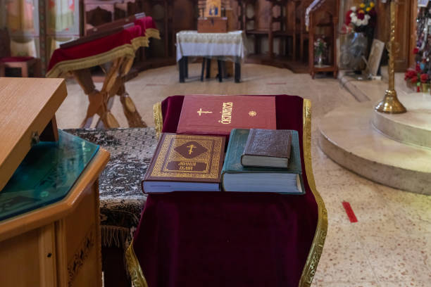 los libros sagrados se encuentran en un stand en la iglesia de los apóstoles situada a orillas del mar de galilea, no muy lejos de la ciudad de tiberíadicas, en el norte de israel - greek culture bible text ancient fotografías e imágenes de stock