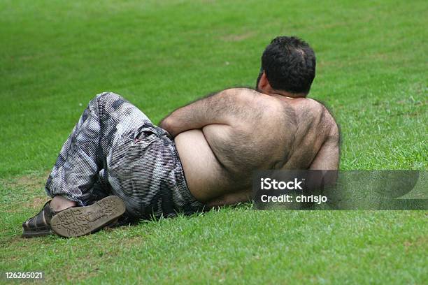 Photo libre de droit de Homme Dans Park banque d'images et plus d'images libres de droit de Hommes - Hommes, Poilu, Dos