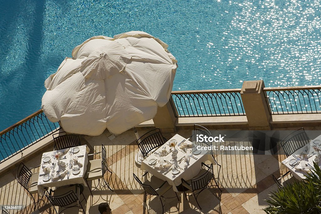 Mesas à beira da piscina - Foto de stock de Jantar royalty-free