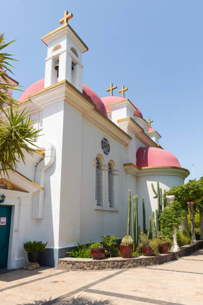 la iglesia de los apóstoles situada a orillas del mar de galilea, no muy lejos de la ciudad de tiberíadicas en el norte de israel - greek culture bible text ancient fotografías e imágenes de stock