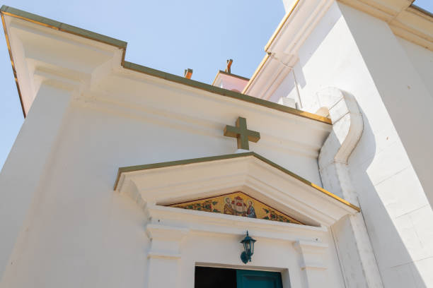 la iglesia de los apóstoles situada a orillas del mar de galilea, no muy lejos de la ciudad de tiberíadicas en el norte de israel - greek culture bible text ancient fotografías e imágenes de stock